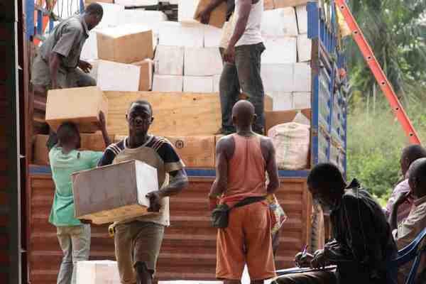 Unloading the Container 4 Unloading the Container 4