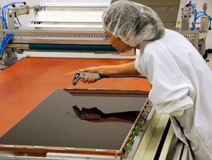 Class 10,000 Clean Room used for high-quality repair of LCD modules.285 2